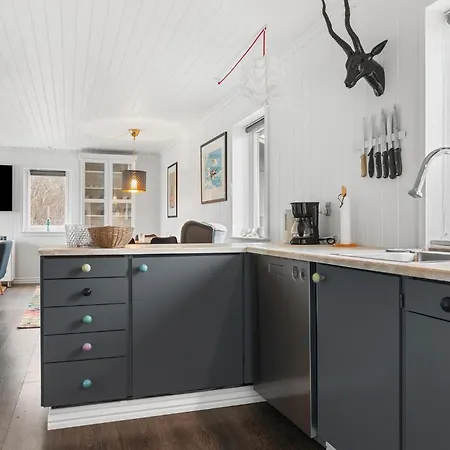 3 Bedroom Cozy In Semesterbostad *